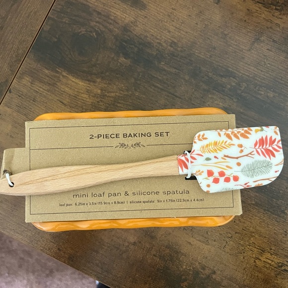 NWT, 2 Piece Baking Set, mini loaf pan with silicon spatula - Picture 2 of 2